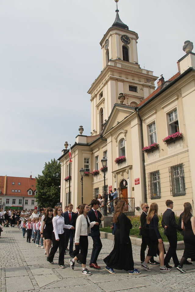 [FOTO] Tanecznym krokiem przez rynek. Uczniowie ze Świebodzic zatańczyli tradycyjnego poloneza