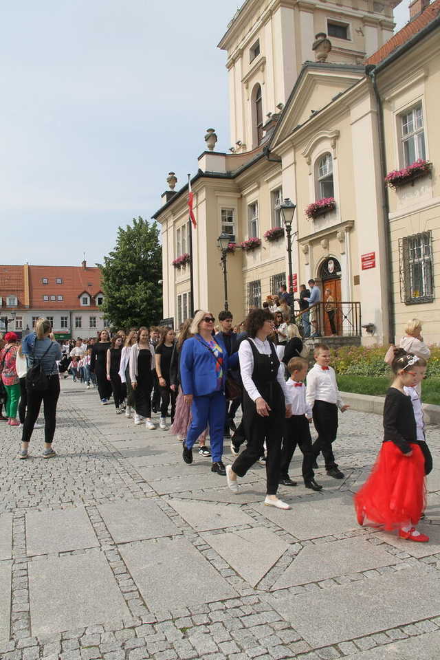 [FOTO] Tanecznym krokiem przez rynek. Uczniowie ze Świebodzic zatańczyli tradycyjnego poloneza