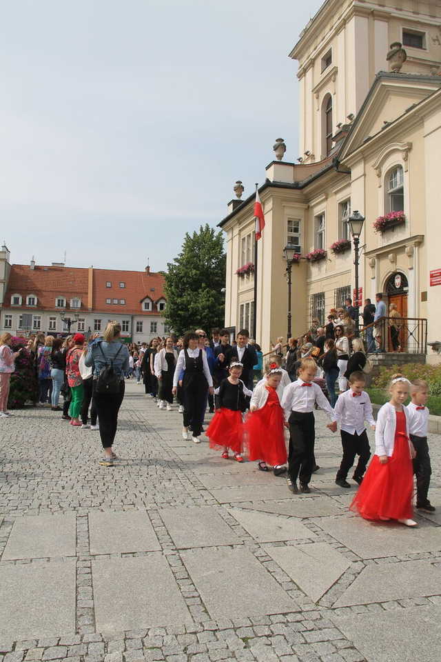 [FOTO] Tanecznym krokiem przez rynek. Uczniowie ze Świebodzic zatańczyli tradycyjnego poloneza