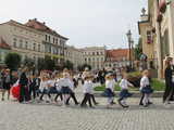 [FOTO] Tanecznym krokiem przez rynek. Uczniowie ze Świebodzic zatańczyli tradycyjnego poloneza