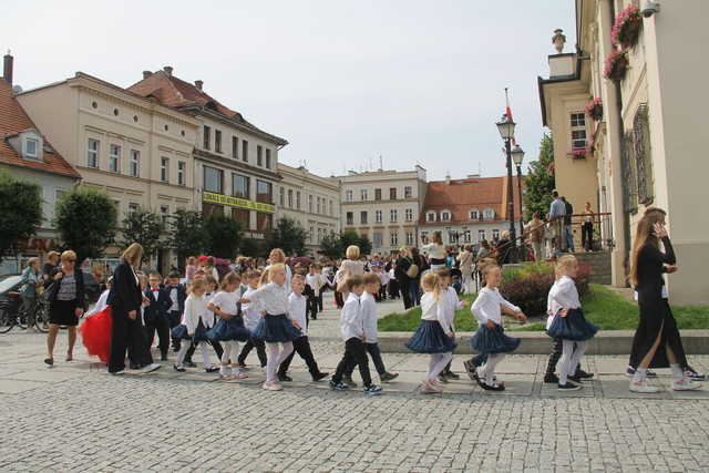 [FOTO] Tanecznym krokiem przez rynek. Uczniowie ze Świebodzic zatańczyli tradycyjnego poloneza