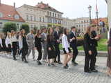 [FOTO] Tanecznym krokiem przez rynek. Uczniowie ze Świebodzic zatańczyli tradycyjnego poloneza