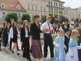 [FOTO] Tanecznym krokiem przez rynek. Uczniowie ze Świebodzic zatańczyli tradycyjnego poloneza