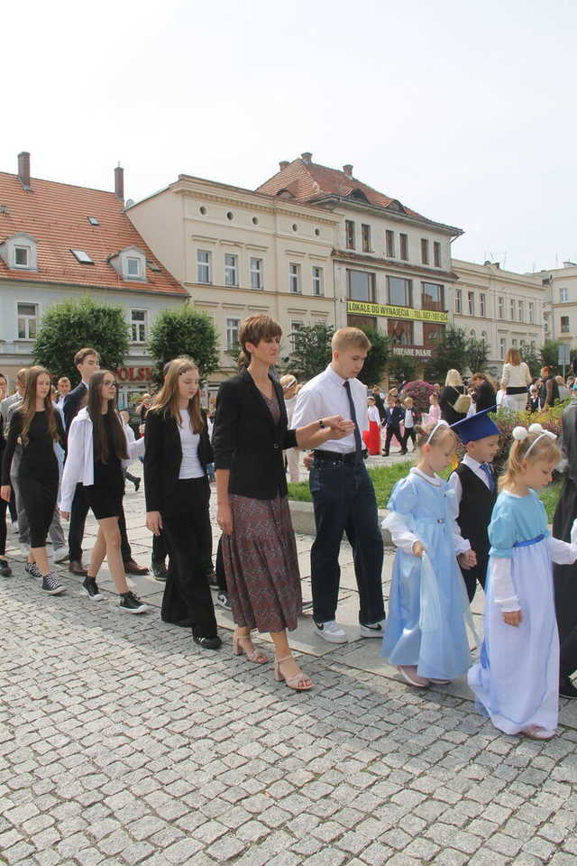 [FOTO] Tanecznym krokiem przez rynek. Uczniowie ze Świebodzic zatańczyli tradycyjnego poloneza