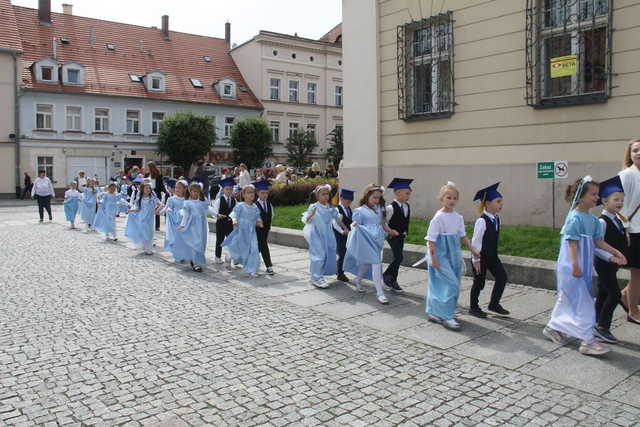 [FOTO] Tanecznym krokiem przez rynek. Uczniowie ze Świebodzic zatańczyli tradycyjnego poloneza
