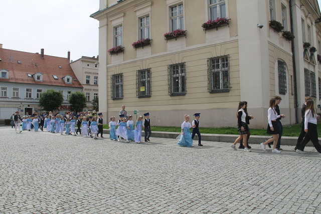 [FOTO] Tanecznym krokiem przez rynek. Uczniowie ze Świebodzic zatańczyli tradycyjnego poloneza