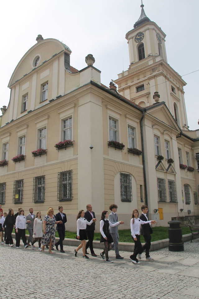 [FOTO] Tanecznym krokiem przez rynek. Uczniowie ze Świebodzic zatańczyli tradycyjnego poloneza