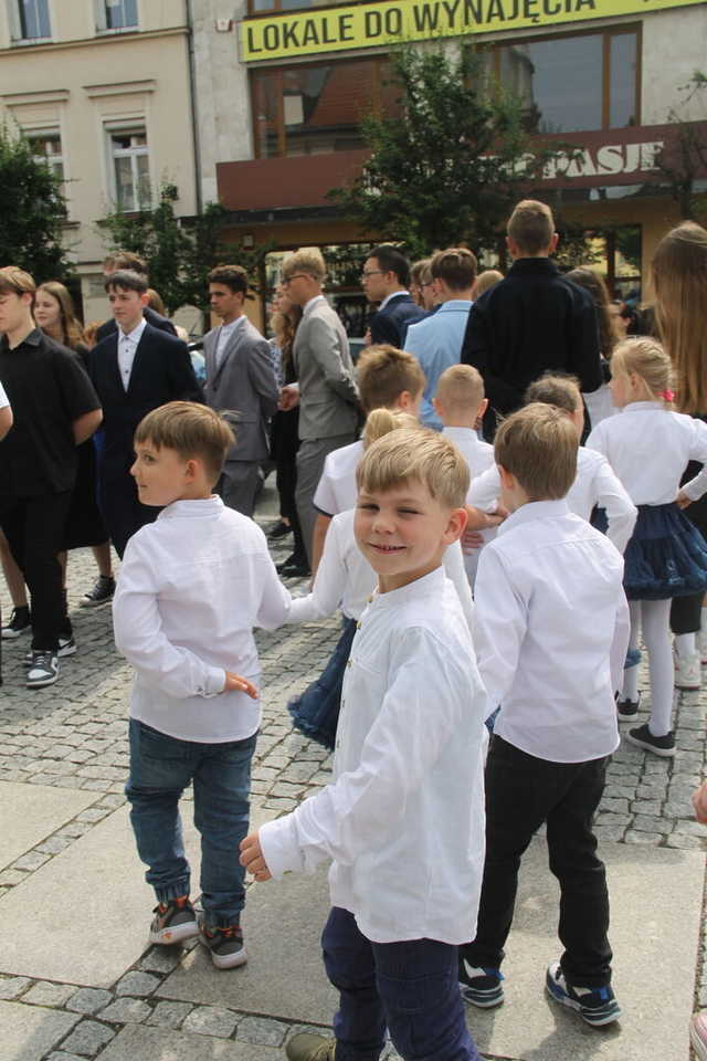 [FOTO] Tanecznym krokiem przez rynek. Uczniowie ze Świebodzic zatańczyli tradycyjnego poloneza