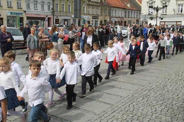 [FOTO] Tanecznym krokiem przez rynek. Uczniowie ze Świebodzic zatańczyli tradycyjnego poloneza