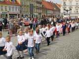 [FOTO] Tanecznym krokiem przez rynek. Uczniowie ze Świebodzic zatańczyli tradycyjnego poloneza