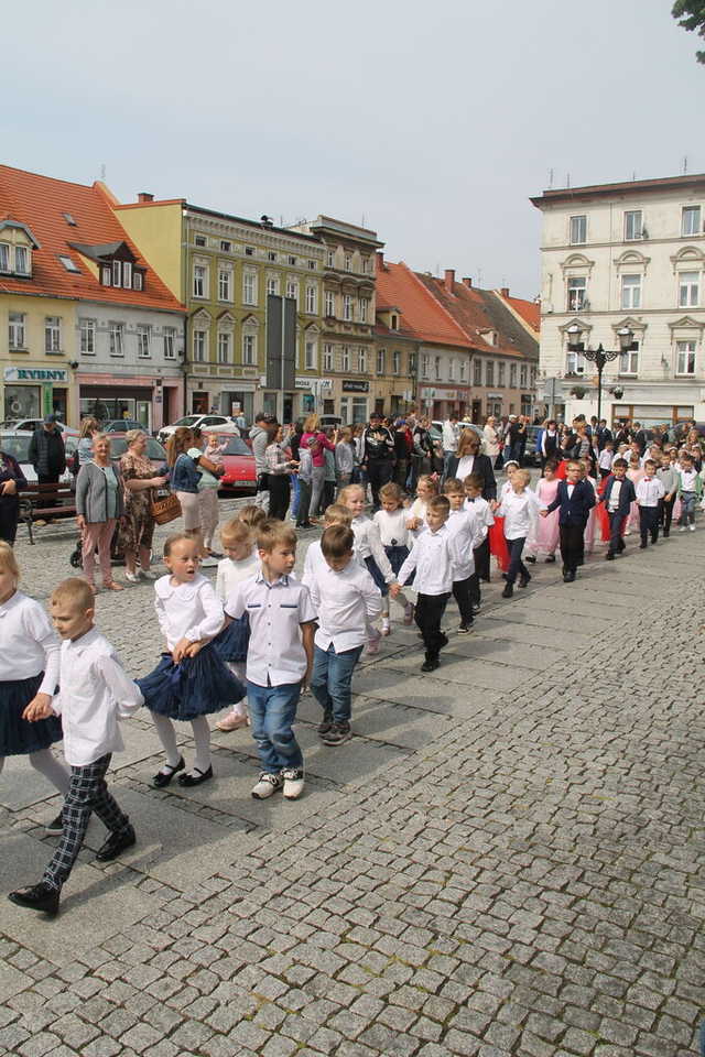 [FOTO] Tanecznym krokiem przez rynek. Uczniowie ze Świebodzic zatańczyli tradycyjnego poloneza