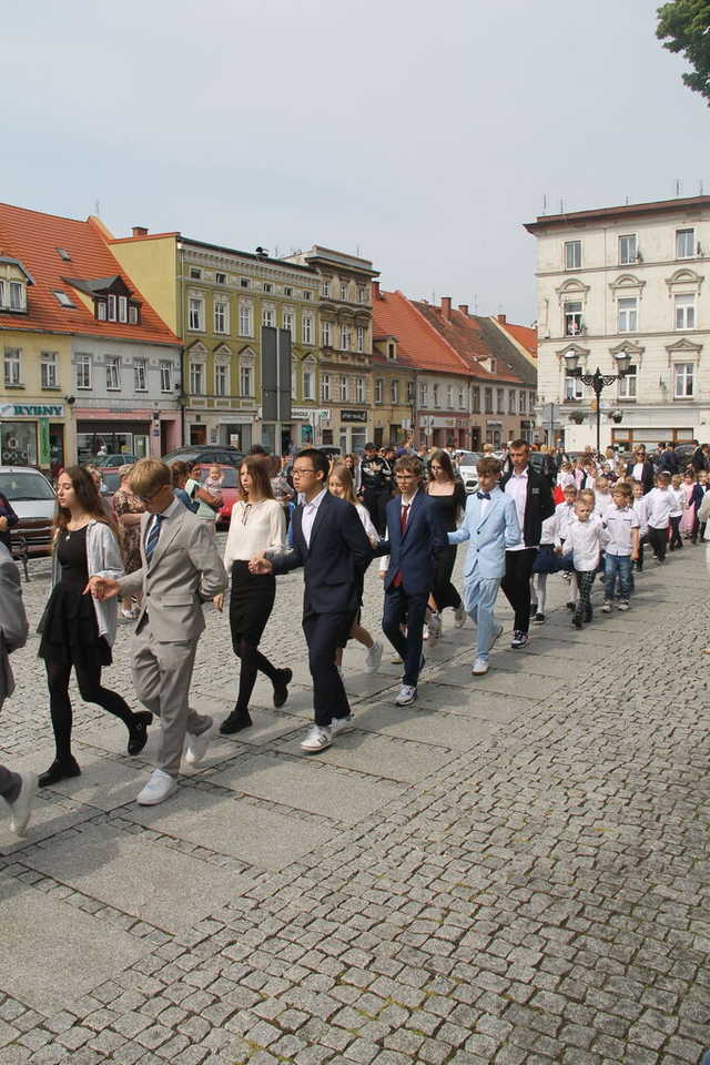[FOTO] Tanecznym krokiem przez rynek. Uczniowie ze Świebodzic zatańczyli tradycyjnego poloneza