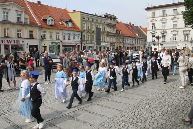 [FOTO] Tanecznym krokiem przez rynek. Uczniowie ze Świebodzic zatańczyli tradycyjnego poloneza