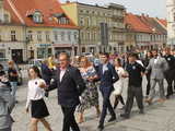 [FOTO] Tanecznym krokiem przez rynek. Uczniowie ze Świebodzic zatańczyli tradycyjnego poloneza