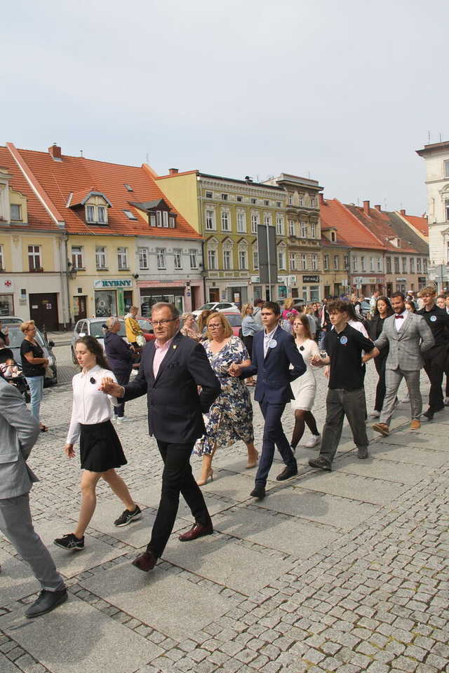 [FOTO] Tanecznym krokiem przez rynek. Uczniowie ze Świebodzic zatańczyli tradycyjnego poloneza