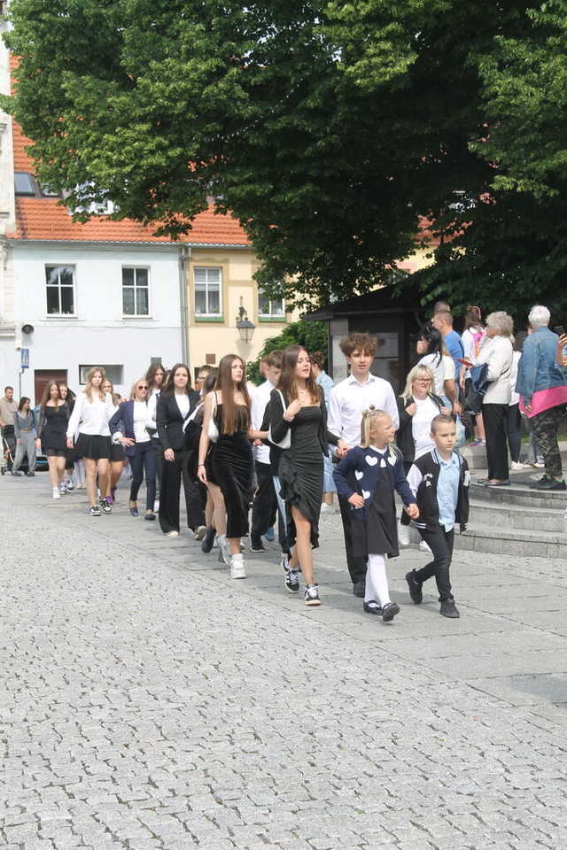 [FOTO] Tanecznym krokiem przez rynek. Uczniowie ze Świebodzic zatańczyli tradycyjnego poloneza