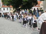[FOTO] Tanecznym krokiem przez rynek. Uczniowie ze Świebodzic zatańczyli tradycyjnego poloneza