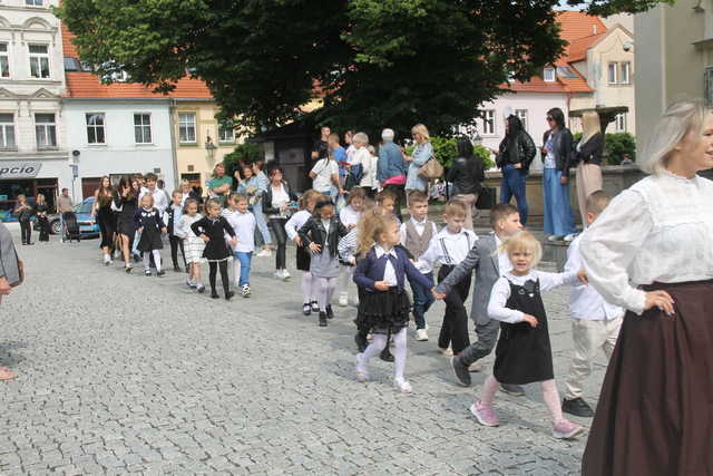 [FOTO] Tanecznym krokiem przez rynek. Uczniowie ze Świebodzic zatańczyli tradycyjnego poloneza