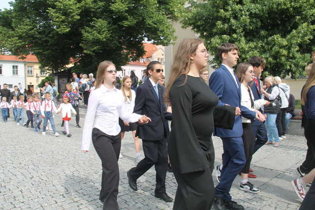 [FOTO] Tanecznym krokiem przez rynek. Uczniowie ze Świebodzic zatańczyli tradycyjnego poloneza