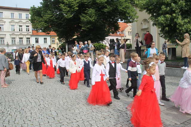 [FOTO] Tanecznym krokiem przez rynek. Uczniowie ze Świebodzic zatańczyli tradycyjnego poloneza