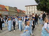 [FOTO] Tanecznym krokiem przez rynek. Uczniowie ze Świebodzic zatańczyli tradycyjnego poloneza