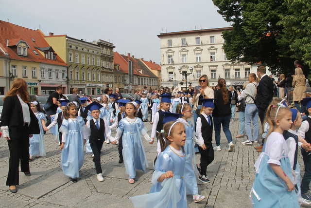 [FOTO] Tanecznym krokiem przez rynek. Uczniowie ze Świebodzic zatańczyli tradycyjnego poloneza