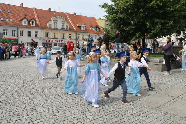 [FOTO] Tanecznym krokiem przez rynek. Uczniowie ze Świebodzic zatańczyli tradycyjnego poloneza