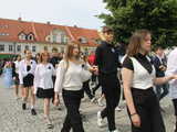 [FOTO] Tanecznym krokiem przez rynek. Uczniowie ze Świebodzic zatańczyli tradycyjnego poloneza