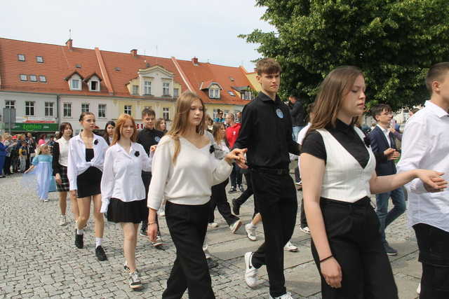 [FOTO] Tanecznym krokiem przez rynek. Uczniowie ze Świebodzic zatańczyli tradycyjnego poloneza