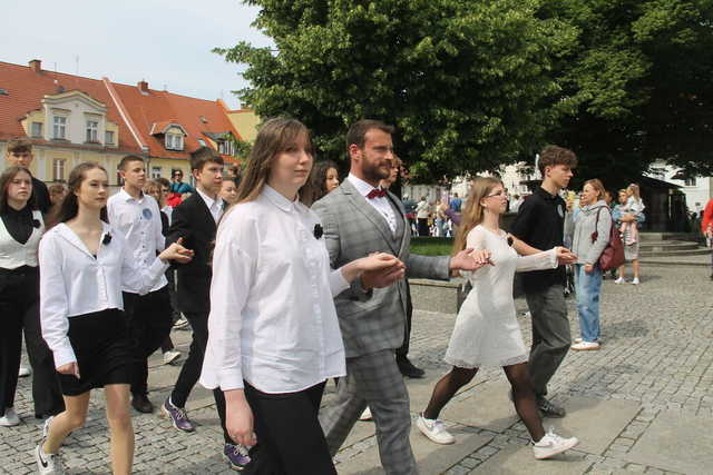 [FOTO] Tanecznym krokiem przez rynek. Uczniowie ze Świebodzic zatańczyli tradycyjnego poloneza