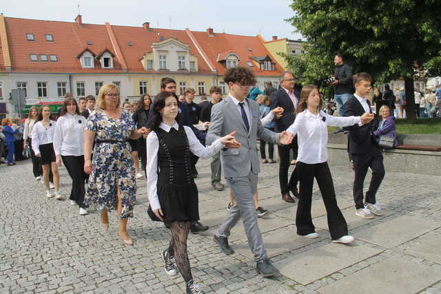 [FOTO] Tanecznym krokiem przez rynek. Uczniowie ze Świebodzic zatańczyli tradycyjnego poloneza