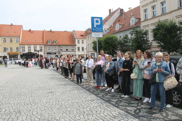 [FOTO] Tanecznym krokiem przez rynek. Uczniowie ze Świebodzic zatańczyli tradycyjnego poloneza