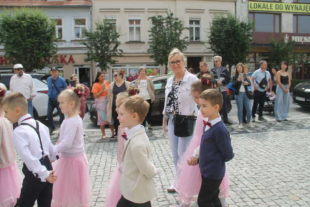 [FOTO] Tanecznym krokiem przez rynek. Uczniowie ze Świebodzic zatańczyli tradycyjnego poloneza