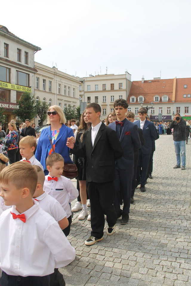 [FOTO] Tanecznym krokiem przez rynek. Uczniowie ze Świebodzic zatańczyli tradycyjnego poloneza