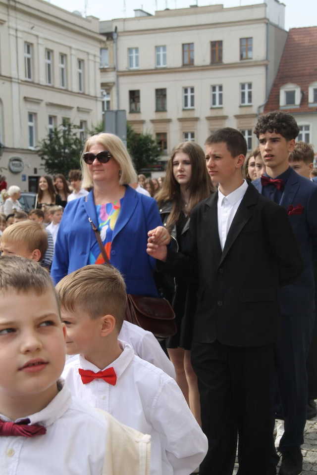 [FOTO] Tanecznym krokiem przez rynek. Uczniowie ze Świebodzic zatańczyli tradycyjnego poloneza