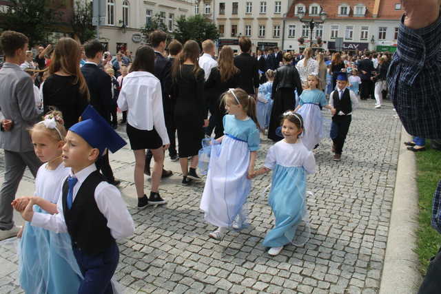 [FOTO] Tanecznym krokiem przez rynek. Uczniowie ze Świebodzic zatańczyli tradycyjnego poloneza
