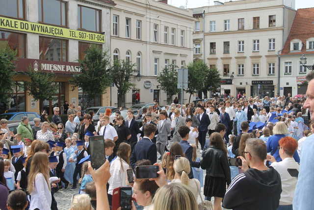 [FOTO] Tanecznym krokiem przez rynek. Uczniowie ze Świebodzic zatańczyli tradycyjnego poloneza
