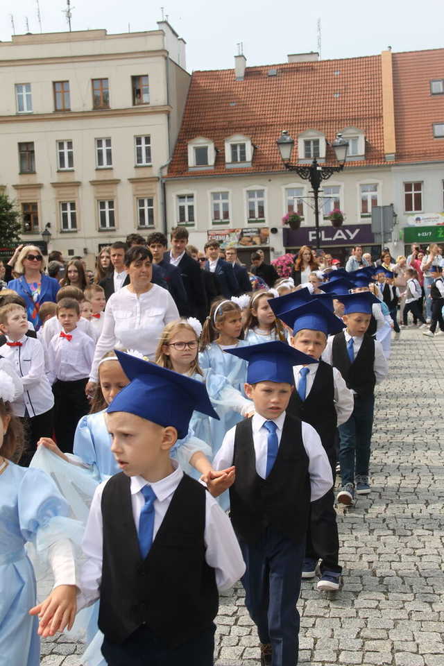 [FOTO] Tanecznym krokiem przez rynek. Uczniowie ze Świebodzic zatańczyli tradycyjnego poloneza