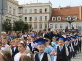 [FOTO] Tanecznym krokiem przez rynek. Uczniowie ze Świebodzic zatańczyli tradycyjnego poloneza