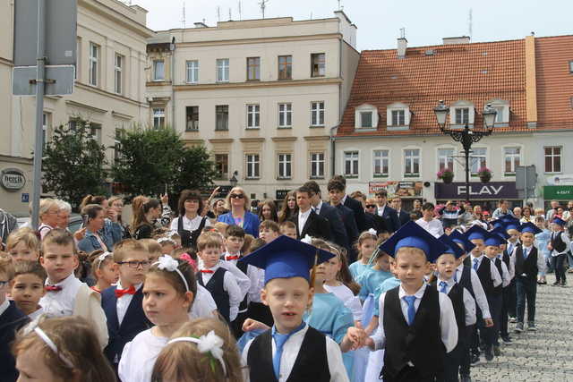 [FOTO] Tanecznym krokiem przez rynek. Uczniowie ze Świebodzic zatańczyli tradycyjnego poloneza