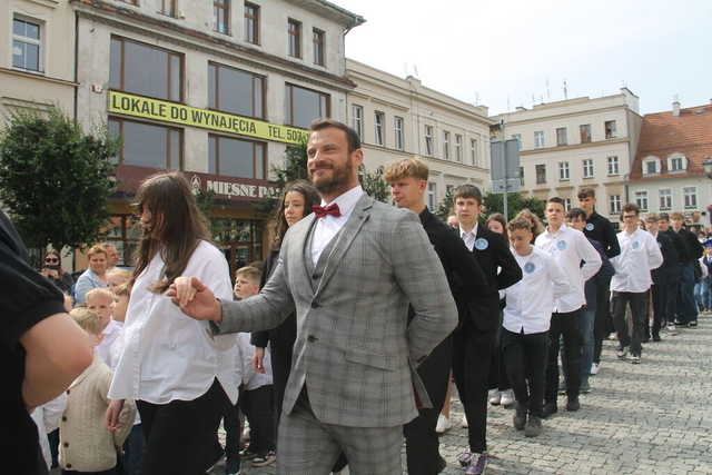 [FOTO] Tanecznym krokiem przez rynek. Uczniowie ze Świebodzic zatańczyli tradycyjnego poloneza