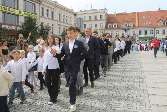 [FOTO] Tanecznym krokiem przez rynek. Uczniowie ze Świebodzic zatańczyli tradycyjnego poloneza
