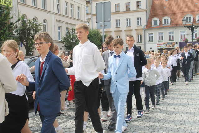 [FOTO] Tanecznym krokiem przez rynek. Uczniowie ze Świebodzic zatańczyli tradycyjnego poloneza