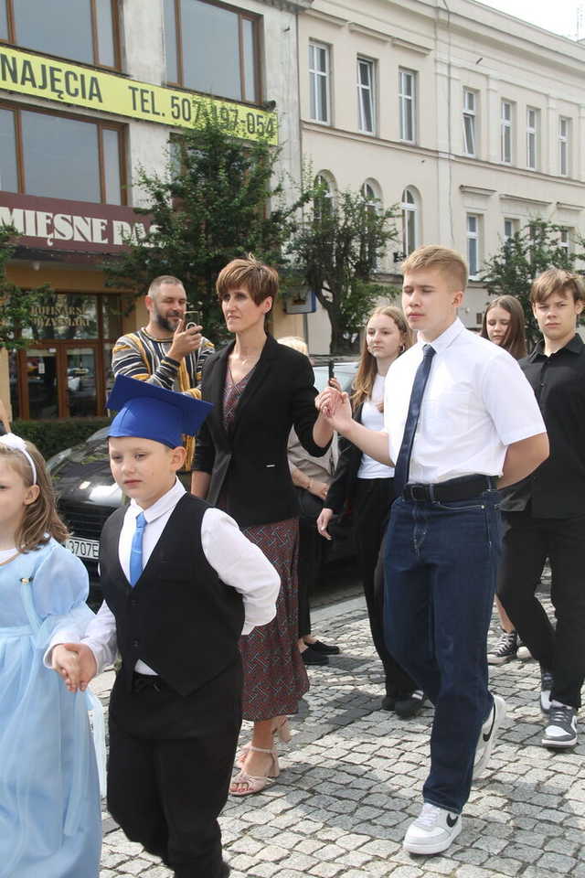 [FOTO] Tanecznym krokiem przez rynek. Uczniowie ze Świebodzic zatańczyli tradycyjnego poloneza