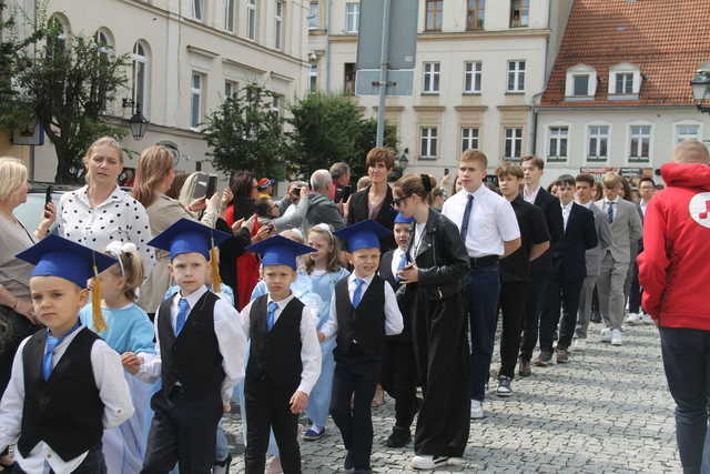 [FOTO] Tanecznym krokiem przez rynek. Uczniowie ze Świebodzic zatańczyli tradycyjnego poloneza