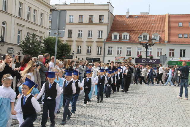 [FOTO] Tanecznym krokiem przez rynek. Uczniowie ze Świebodzic zatańczyli tradycyjnego poloneza