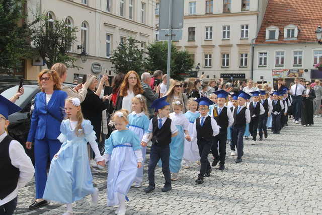 [FOTO] Tanecznym krokiem przez rynek. Uczniowie ze Świebodzic zatańczyli tradycyjnego poloneza