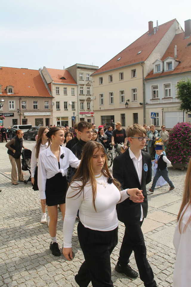 [FOTO] Tanecznym krokiem przez rynek. Uczniowie ze Świebodzic zatańczyli tradycyjnego poloneza