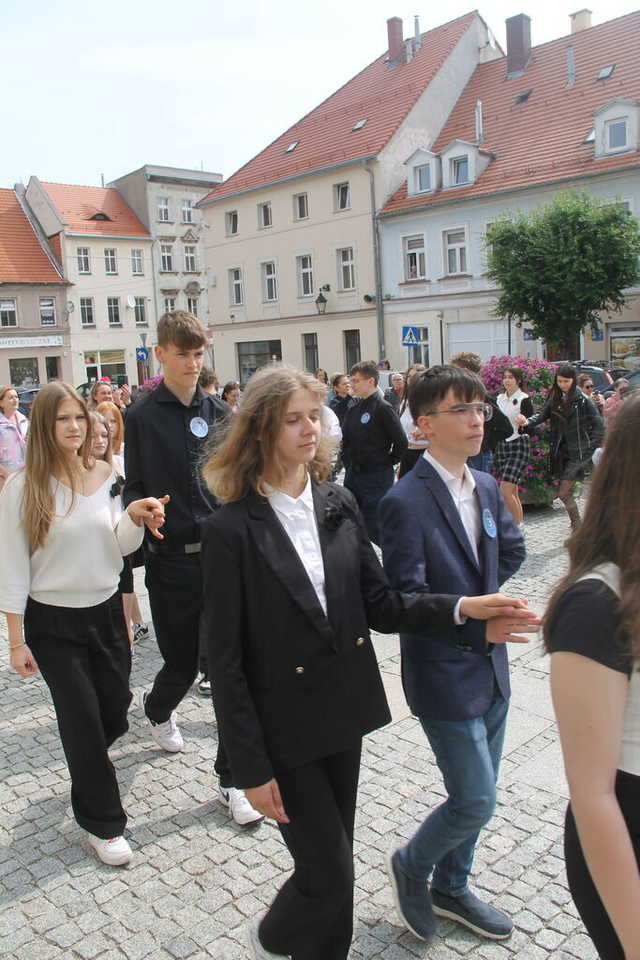 [FOTO] Tanecznym krokiem przez rynek. Uczniowie ze Świebodzic zatańczyli tradycyjnego poloneza