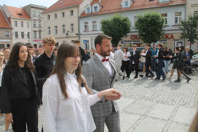[FOTO] Tanecznym krokiem przez rynek. Uczniowie ze Świebodzic zatańczyli tradycyjnego poloneza